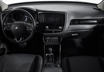 Подержанный автомобиль Mitsubishi Outlander 2022 года (13 фото)