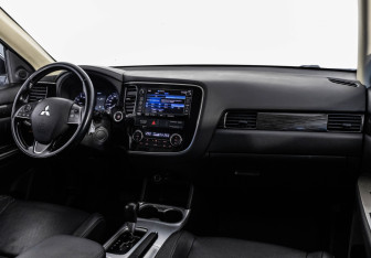 Подержанный автомобиль Mitsubishi Outlander 2015 года (9 фото)