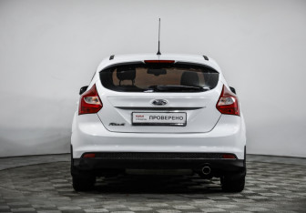 Подержанный автомобиль Ford Focus Hatchback 2013 года (6 фото)