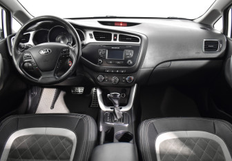 Подержанный автомобиль Kia Ceed Hatchback 2013 года (11 фото)