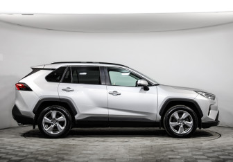 Подержанный автомобиль Toyota RAV4 2020 года (4 фото)