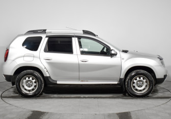 Подержанный автомобиль Renault Duster 2016 года (4 фото)
