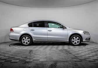 Подержанный автомобиль Volkswagen Passat Sedan 2012 года (4 фото)