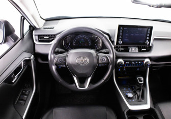 Подержанный автомобиль Toyota RAV4 2020 года (10 фото)