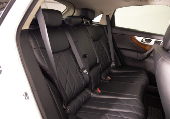 Подержанный автомобиль Infiniti QX70 2013 года (12 фото)