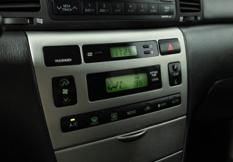 Подержанный автомобиль Toyota Corolla Hatchback 2006 года (17 фото)