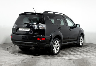 Подержанный автомобиль Mitsubishi Outlander 2012 года (5 фото)