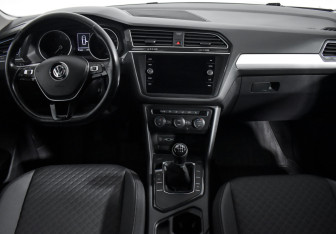 Подержанный автомобиль Volkswagen Tiguan 2019 года (15 фото)