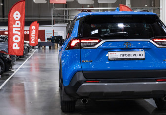 Подержанный автомобиль Toyota RAV4 2020 года (9 фото)