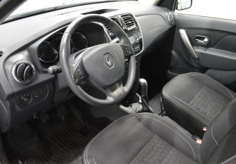 Подержанный автомобиль Renault Sandero 2016 года (10 фото)