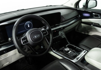 Подержанный автомобиль Kia Carnival 2021 года (12 фото)