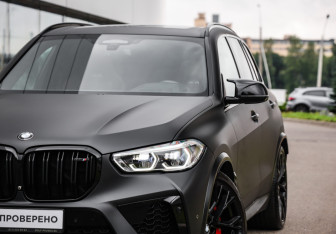 Подержанный автомобиль BMW X5 M 2021 года (2 фото)