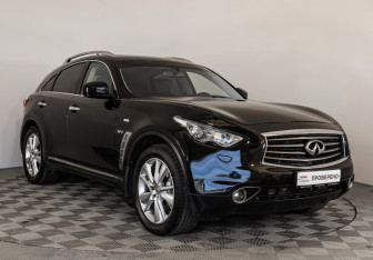 Подержанный автомобиль Infiniti QX70 2014 года (3 фото)