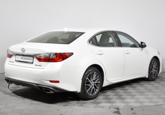 Подержанный автомобиль Lexus ES 2017 года (5 фото)
