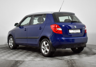 Подержанный автомобиль Skoda Fabia Hatchback 2011 года (7 фото)
