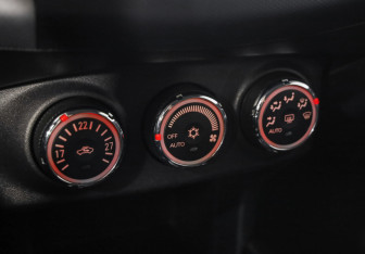 Подержанный автомобиль Mitsubishi Outlander 2012 года (14 фото)