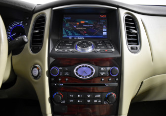 Подержанный автомобиль Infiniti QX50 2014 года (17 фото)