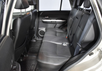 Подержанный автомобиль Suzuki Grand Vitara 2010 года (11 фото)