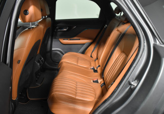 Подержанный автомобиль Jaguar F-Pace 2016 года (11 фото)