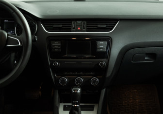 Подержанный автомобиль Skoda Octavia Liftback 2015 года (14 фото)