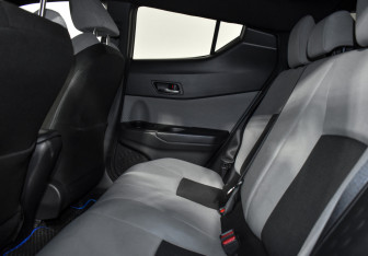Подержанный автомобиль Toyota C-HR 2018 года (12 фото)