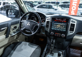 Подержанный автомобиль Mitsubishi Pajero 2017 года (9 фото)