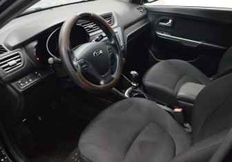 Подержанный автомобиль Kia Rio Sedan 2016 года (9 фото)