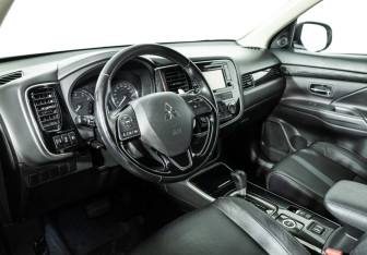 Подержанный автомобиль Mitsubishi Outlander 2017 года (11 фото)