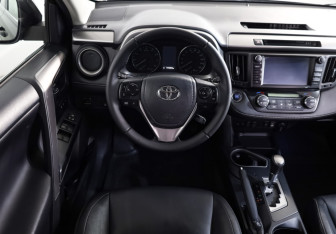 Подержанный автомобиль Toyota RAV4 2017 года (11 фото)