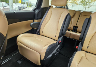 Подержанный автомобиль Kia Carnival 2020 года (30 фото)