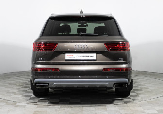 Подержанный автомобиль Audi Q7 2015 года (6 фото)