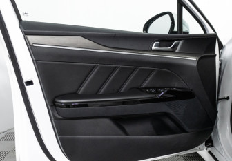 Подержанный автомобиль Kia K5 2022 года (28 фото)