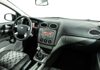 Подержанный автомобиль Ford Focus Hatchback 2009 года (9 фото)