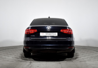 Подержанный автомобиль Volkswagen Jetta Sedan 2017 года (6 фото)