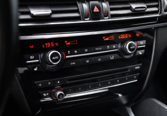 Подержанный автомобиль BMW X6 2016 года (23 фото)