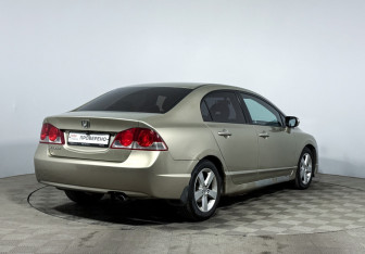 Подержанный автомобиль Honda Civic Sedan 2007 года (5 фото)