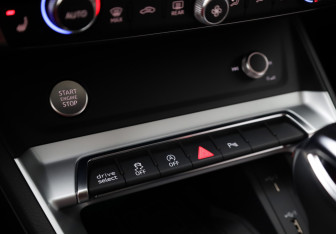 Подержанный автомобиль Audi Q3 2020 года (21 фото)