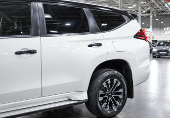 Подержанный автомобиль Mitsubishi Montero Sport 2022 года (4 фото)