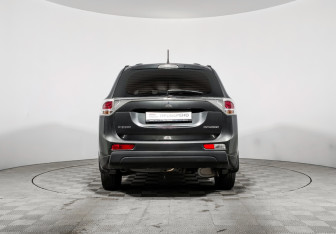 Подержанный автомобиль Mitsubishi Outlander 2013 года (6 фото)