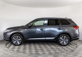 Подержанный автомобиль Mitsubishi Outlander 2021 года (8 фото)