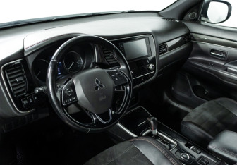 Подержанный автомобиль Mitsubishi Outlander 2021 года (11 фото)