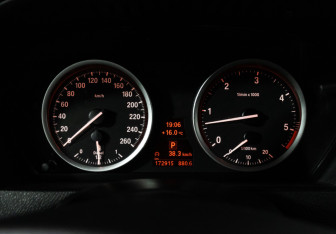 Подержанный автомобиль BMW X6 2014 года (12 фото)