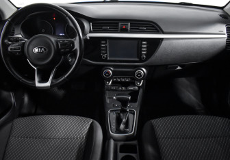 Подержанный автомобиль Kia Rio Sedan 2017 года (14 фото)