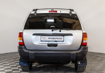 Подержанный автомобиль Jeep Grand Cherokee 2004 года (6 фото)