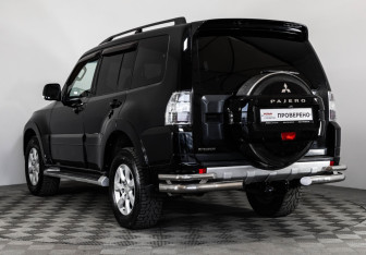 Подержанный автомобиль Mitsubishi Pajero 2012 года (7 фото)