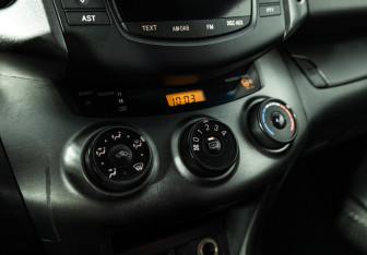 Подержанный автомобиль Toyota RAV4 2010 года (17 фото)