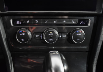 Подержанный автомобиль Volkswagen Golf Wagon 2017 года (17 фото)