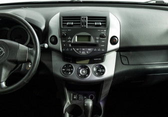 Подержанный автомобиль Toyota RAV4 2008 года (14 фото)
