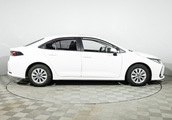 Подержанный автомобиль Toyota Corolla Sedan 2022 года (4 фото)