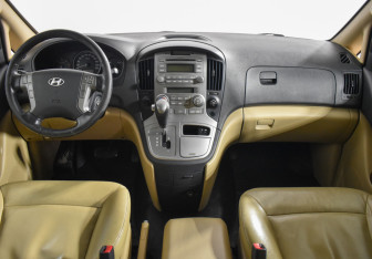 Подержанный автомобиль Hyundai Grand Starex 2010 года (15 фото)